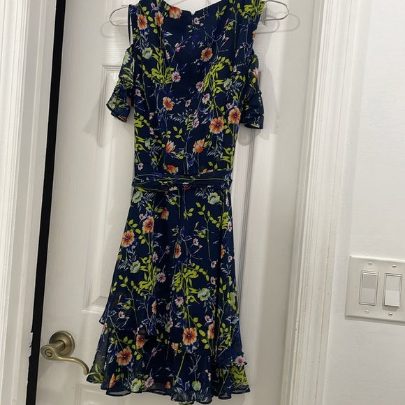 Bright floral dress by Tahari size 6 zip up back, tie at waist, draping sleeves - Picture 3 of 5
